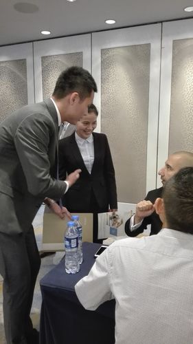 经理叫我一起陪两个老外吃饭