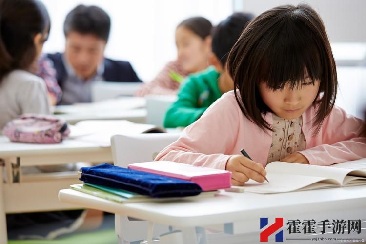 坐在学长的棒子上写作业
