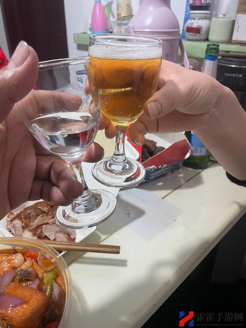 5对夫妻一男一女一起喝酒